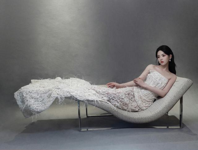 锦鲤附体杨超越,竟有性感美腿和沙漏身材