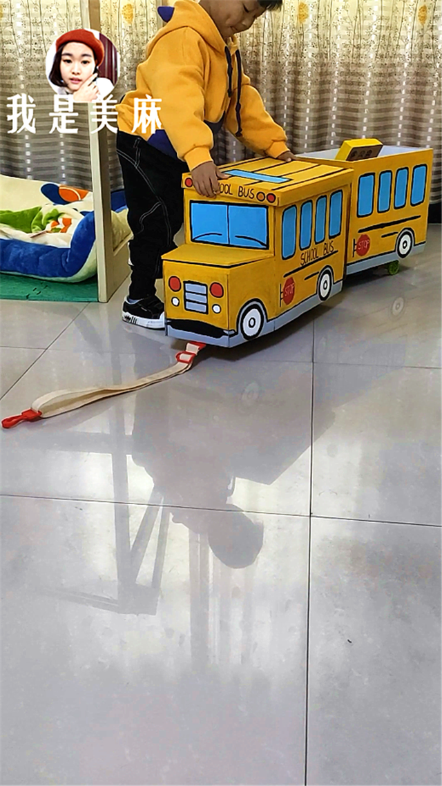 纸箱还能这样玩，爸爸做了一辆幼儿园校车，做法超简单，一看就会