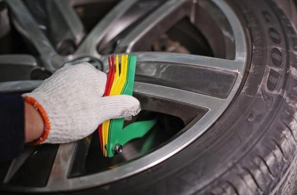 刹车片多久更换一次？怎样判断该不该换？新手司机看过来