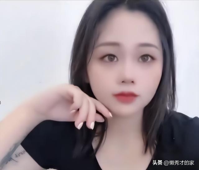 女子被小男孩夸奖像卡片上的美女,女子一看脸色骤变,尴尬无比