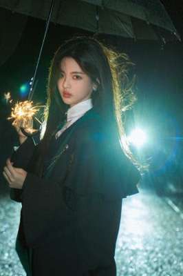 美女火箭腿(锦鲤附体杨超越，竟有性感美腿和沙漏身材)