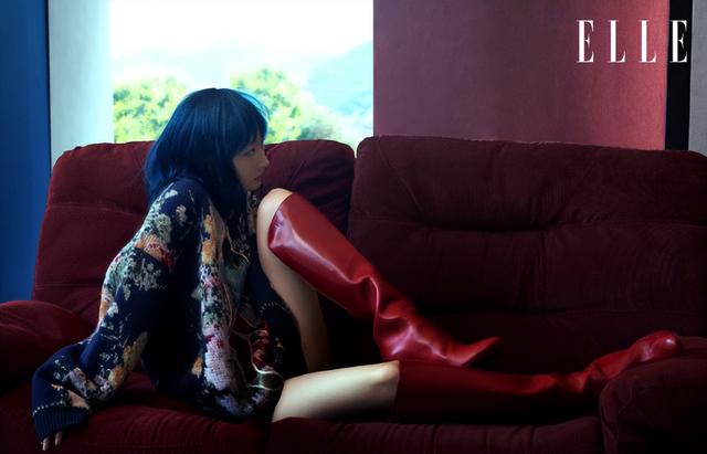 周冬雨最新封面大片,不穿上衣造型超惊艳,排骨胸纸片腰抢镜