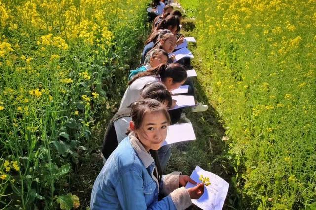 90后硬核美女学霸,山里“蹲”4年教5万多孩子写诗…