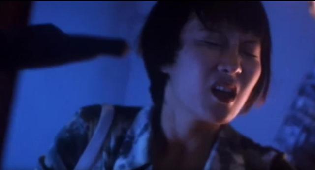 短裙美女好奇查看婴儿车却被残忍断肢,尺寸有点大《赤足惊魂》