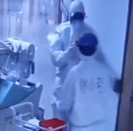 95后女护士跟男友隔着玻璃的一吻,是爱情最美好的样子