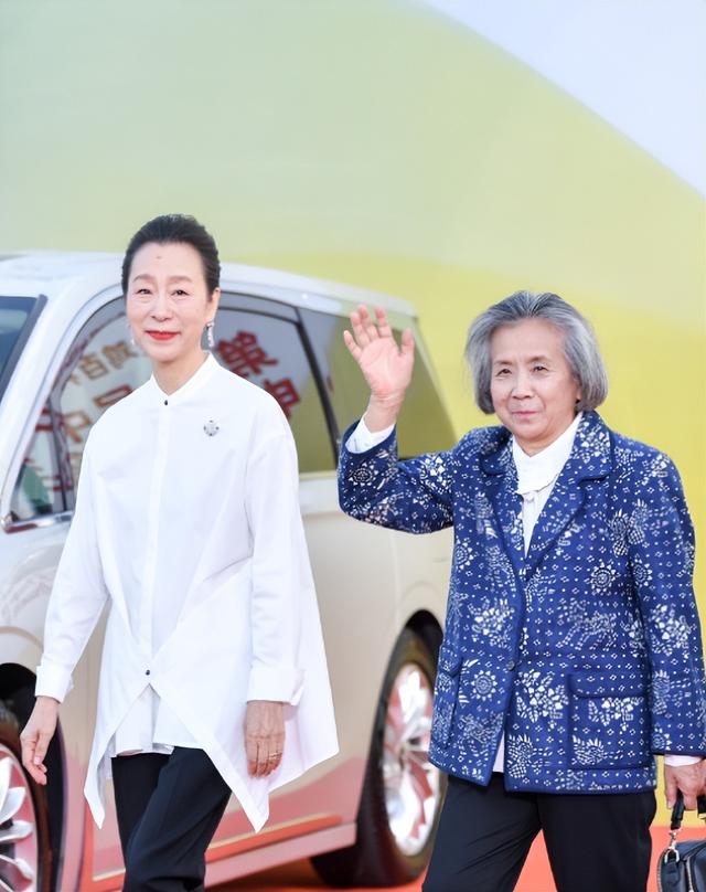 美胸美腿美背,金鸡奖女星疯狂抢镜,影后却是低调的奚美娟