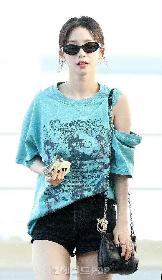 女明星小肚子明显,腹部脂肪清晰可见,网友:她仍然会受欢迎