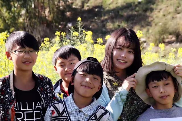 90后硬核美女学霸,山里“蹲”4年教5万多孩子写诗…