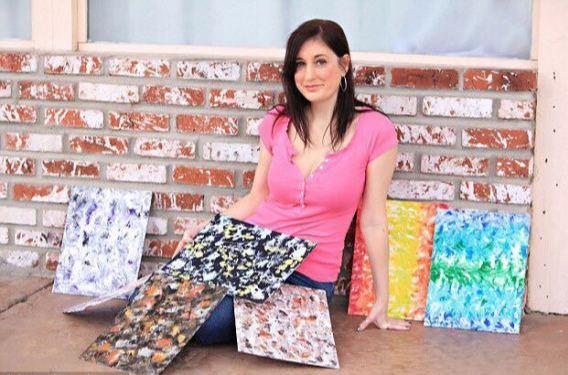 美女画家用傲人胸部作画,作品被花花公子创始人收藏