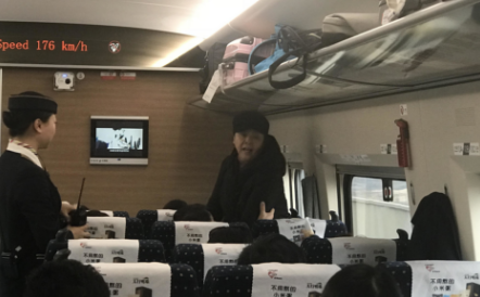 大妈高铁上被美女脱鞋“熏”醒 理论遭怼:你闻不臭