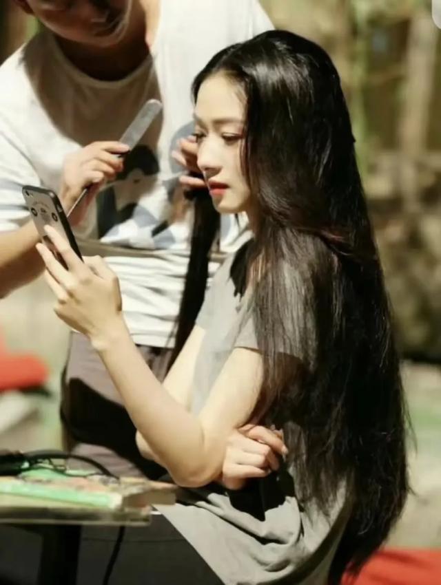 万茜的鼻子真是美到词穷啊,是和天仙同框都能平分秋色的那种绝了