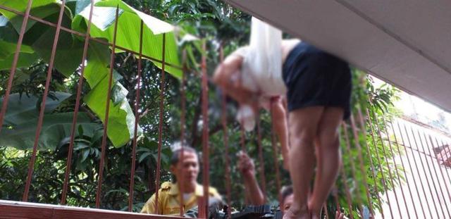 泰女子从2楼阳台坠落,胸被卡铁围栏!