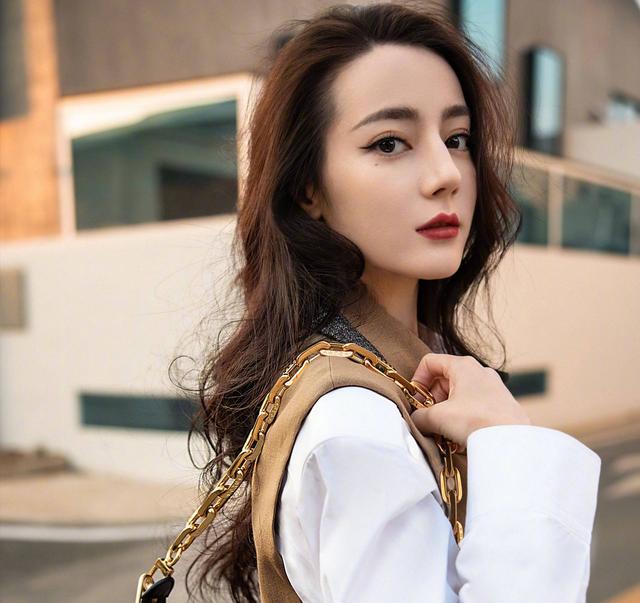 女网红撞脸热巴,被赞比本尊还美,网红圈为热度都在碰瓷明星?