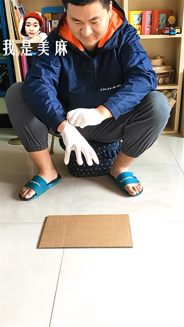 纸箱还能这样玩，爸爸做了一辆幼儿园校车，做法超简单，一看就会