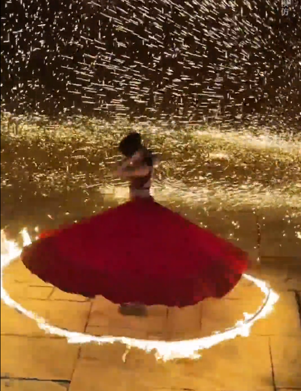 吓人!江西女舞者跳火裙舞着火,当场脱裙子!网友直呼好惊险!