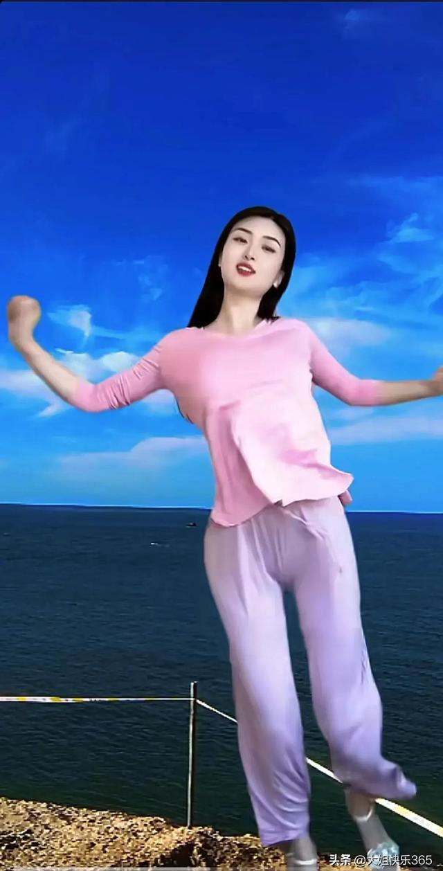 火爆抖音的摇太阳舞蹈,美女的身材也太美了