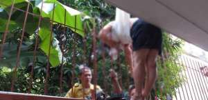 卡在美女胸里(泰女子从2楼阳台坠落，胸被卡铁围栏﻿)