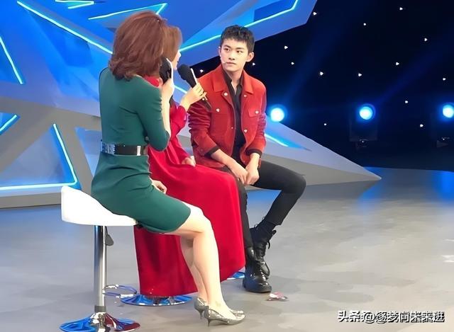 央视主持李梓萌现身沈阳街头,性感下身引来路人围观