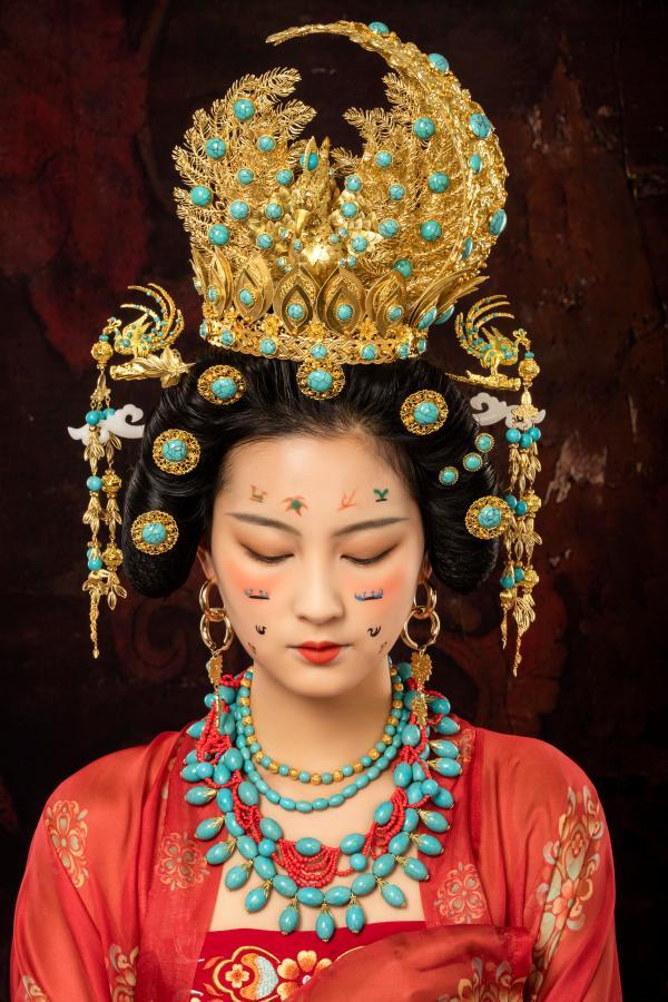 68个易拉罐仿苗族头饰、用一年还原《清平乐》珠冠,B站UP主靠手艺上热搜