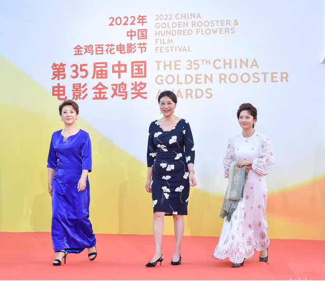 美胸美腿美背,金鸡奖女星疯狂抢镜,影后却是低调的奚美娟