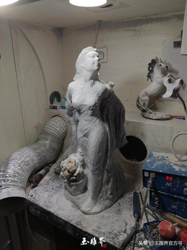 疯传!洪水冲出青田石,细腻雕刻美女薄纱,那花更是逆天