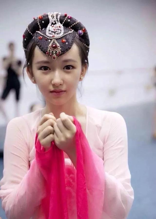 这个98年生的大胸萝莉,当过蔡徐坤导师,和王一博跳过舞:这是妖精转世吧