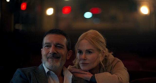 无法被丈夫满足!妮可基嫚与小鲜肉大玩BDSM 《乖女孩》自愿当小狗