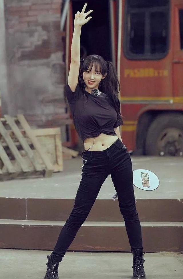 这个98年生的大胸萝莉,当过蔡徐坤导师,和王一博跳过舞:这是妖精转世吧