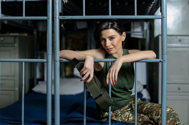 亚美尼亚美女进军营,当一日士兵,学步枪使用,金发飘逸秀色可餐