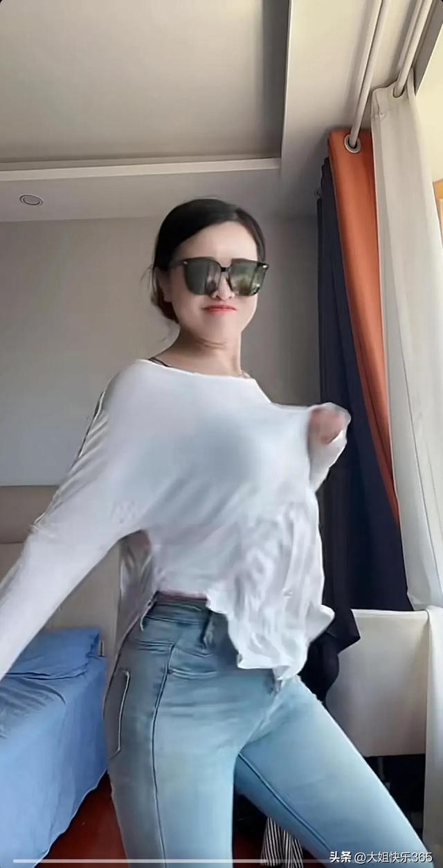 火爆抖音的摇太阳舞蹈,美女的身材也太美了