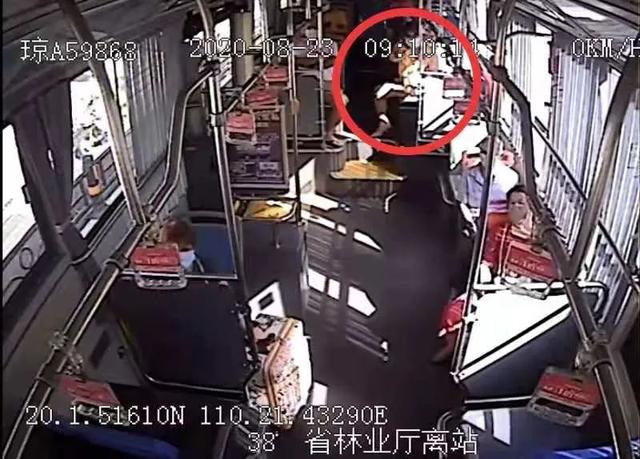 又是海口这个“女霸王”!坐公交不给钱还辱骂司机、吐口水……