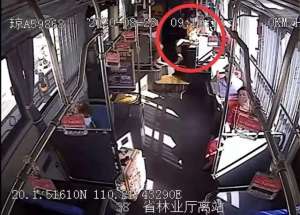 美女又拉又吐(又是海口这个“女霸王”坐公交不给钱还辱骂司机、吐口水……)