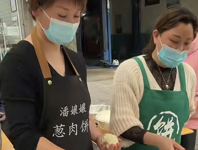 重庆美女路边卖葱油饼,5元一个,现做现吃,客人排队来买