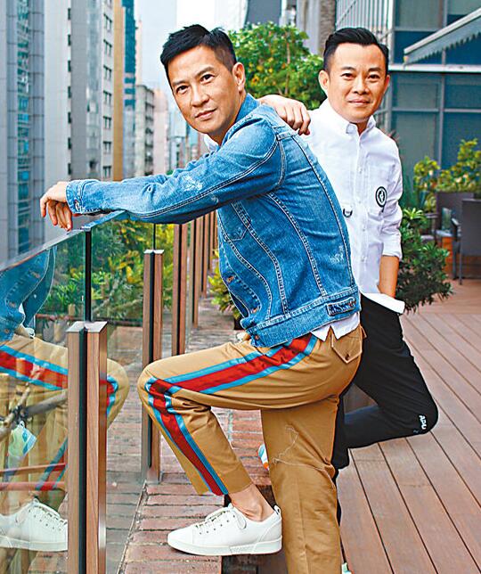 张家辉(左)自称渴望电影中的兄弟情，导演文伟鸿(右)也不赞同兄弟情题材过时的说