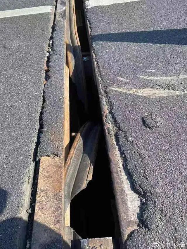 车主用千斤顶做警示牌致多车连撞?真相来了