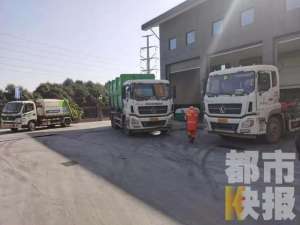 把美女丢弃(咸阳一女子提着两万元现金去存钱，结果顺手当垃圾扔了)