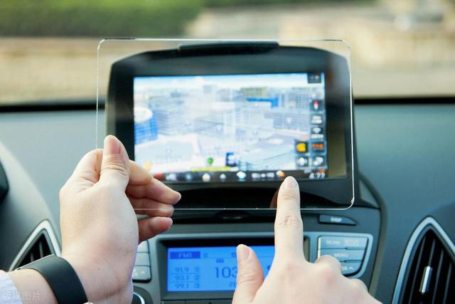 如何把手机导航显示在汽车导航屏上?几位车主给了答案,你反对吗