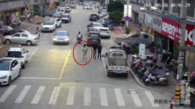 “旗袍美女”女装店偷裙子,被抓后脱去旗袍,店主看傻眼