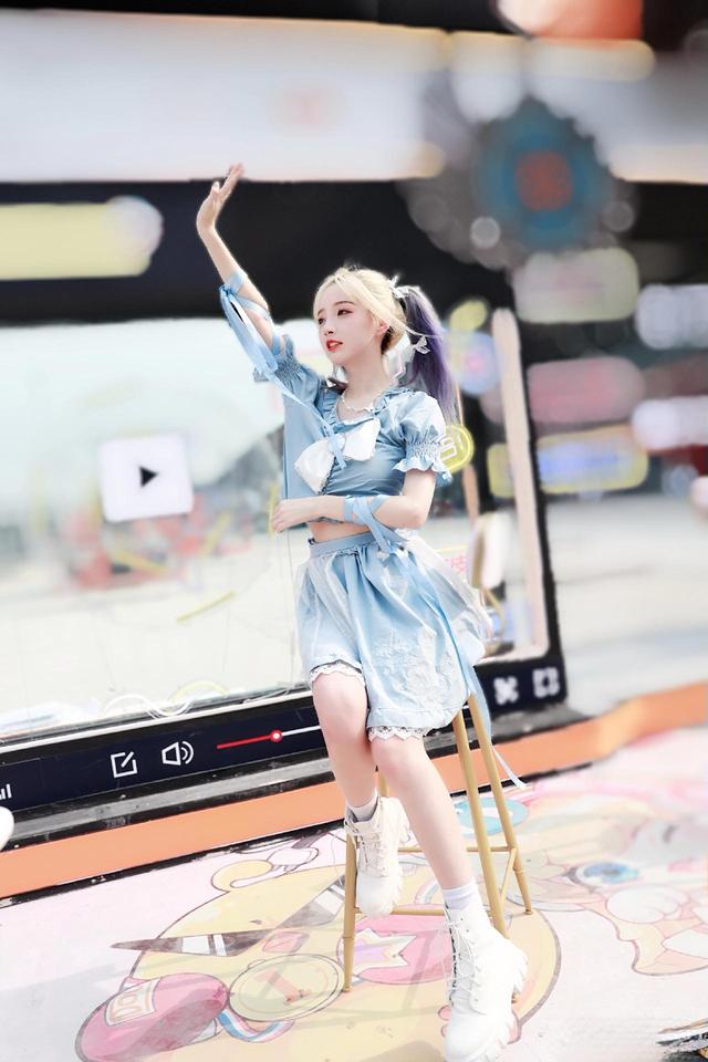 邂逅甜心:双色马尾美少女的时尚秀