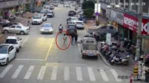 美女脱被偷(“旗袍美女”女装店偷裙子，被抓后脱去旗袍，店主看傻眼)