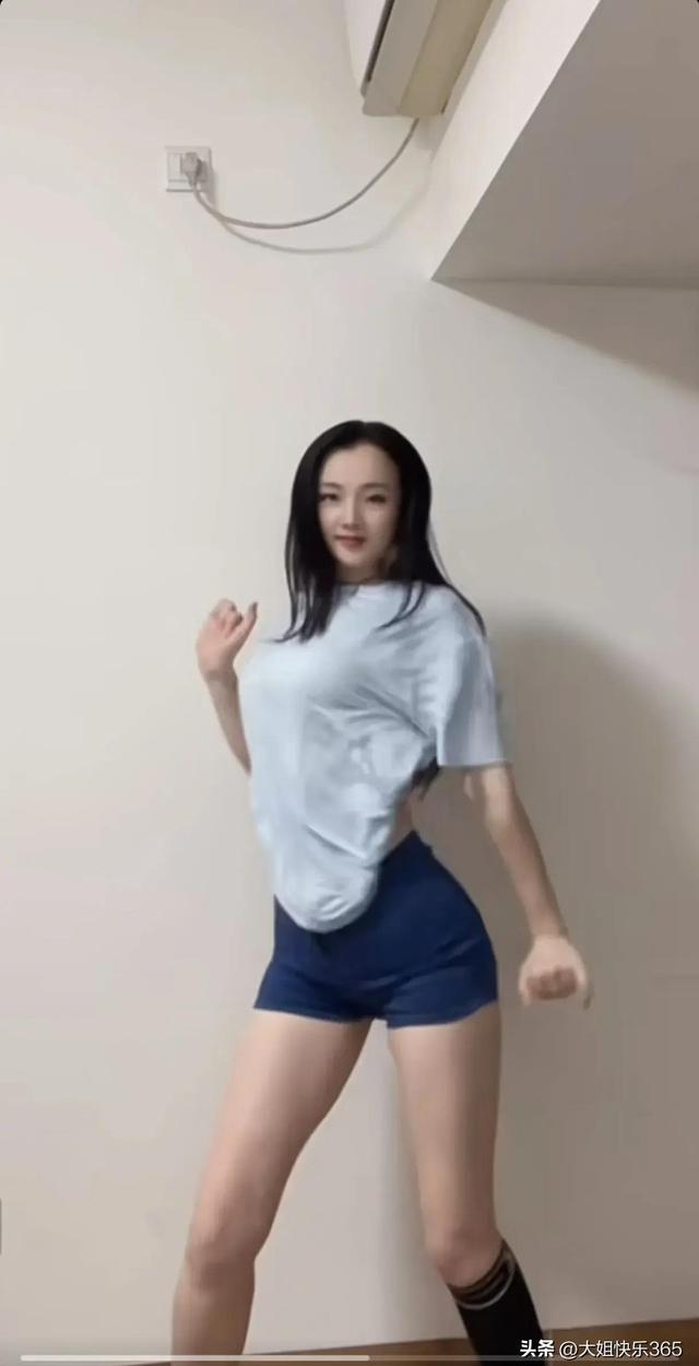 火爆抖音的摇太阳舞蹈,美女的身材也太美了
