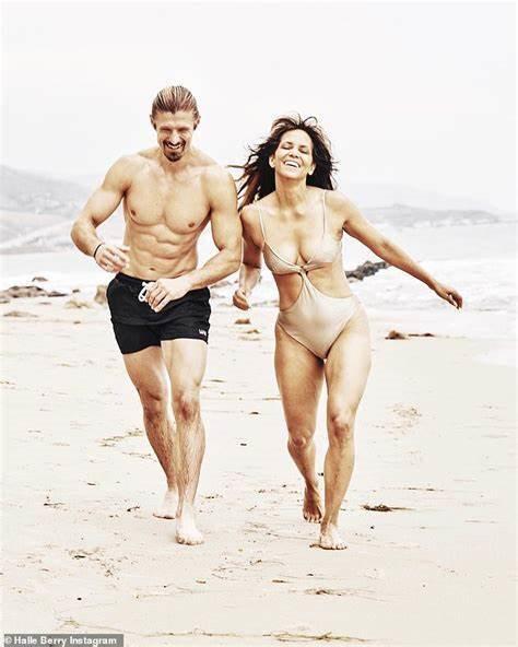 好莱坞女星哈莉·贝瑞穿连体泳装海滩散步,有帅哥陪伴开心到飞起