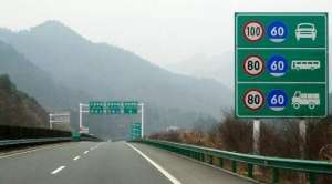 汽车防划痕(汽车高速上产生划痕怎么办？教你几招 新手也能补漆)