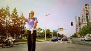 丹东美女(曾经的世界冠军，现在的丹东的女交警，初心未改显担当)