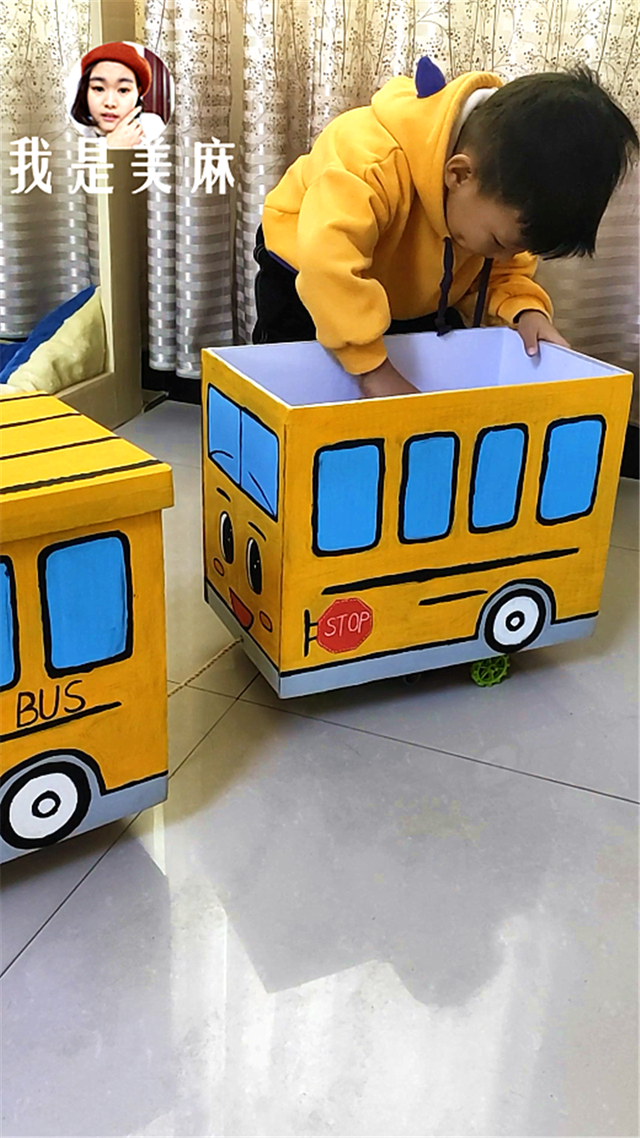纸箱还能这样玩，爸爸做了一辆幼儿园校车，做法超简单，一看就会