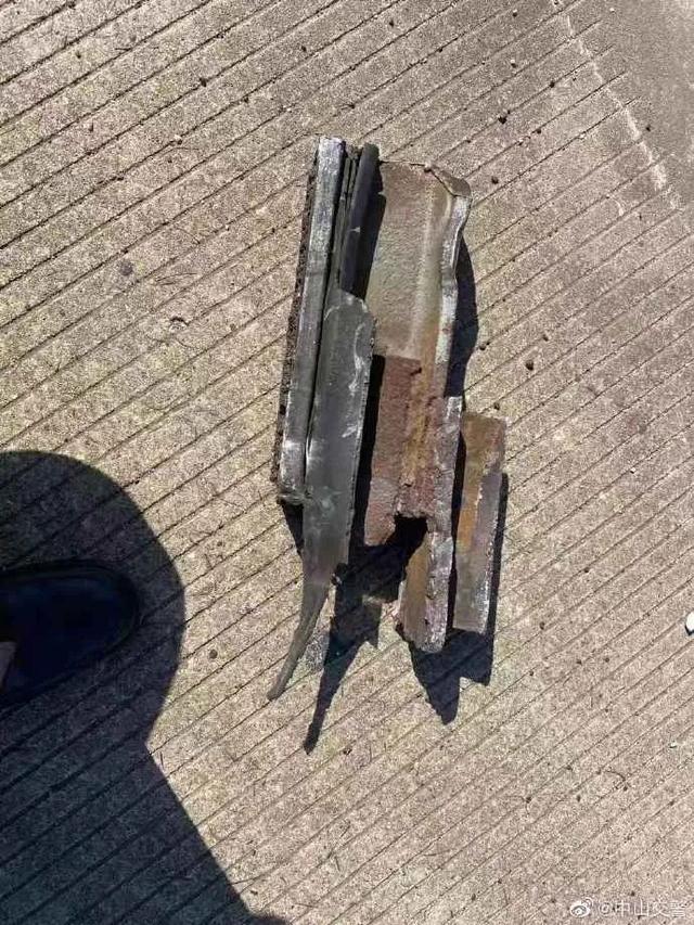 车主用千斤顶做警示牌致多车连撞?真相来了