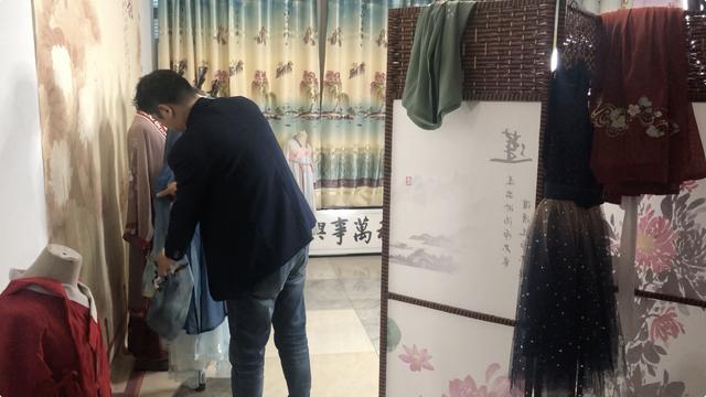 曹县汉服“创业”记:一年卖出19亿,平价、转型与原创梦想