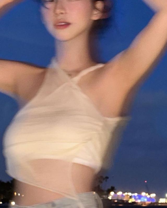 女明星小肚子明显,腹部脂肪清晰可见,网友:她仍然会受欢迎