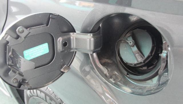 汽车油箱分左右，到底有什么区别？