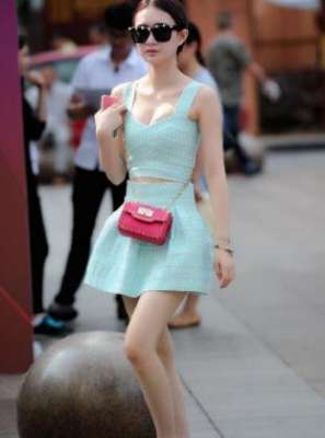 美女凸点(街拍：第二位美女“前凸后翘”，穿着紧身裙，完美的身材外露)